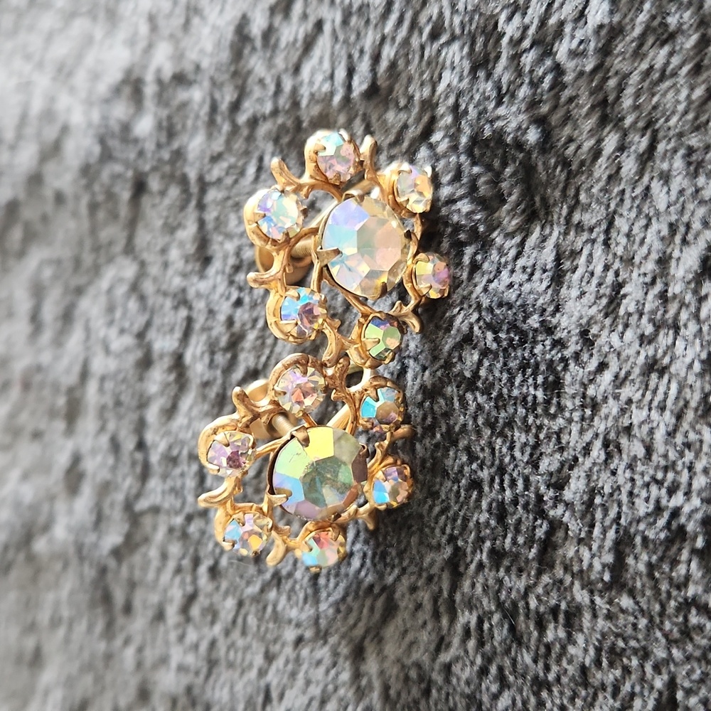 Vintage aurora borealis screw on earrings
